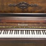 中古ピアノ KREUTZER （クロイツェル） KE703　正面